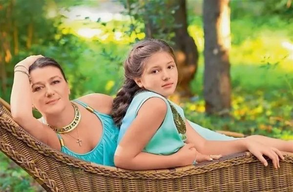 Anastasia Melnikova with daughter Masha