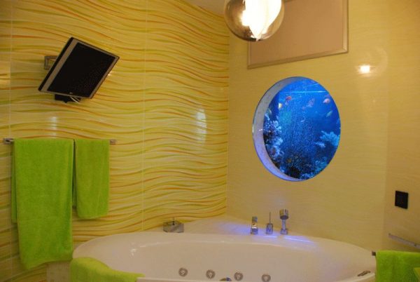 Aquarium in the wall in the bathroom