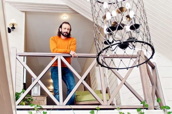 Ilya Averbukh on the balcony of the guest house