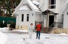 Lev Leshchenko with his wife Irina in the yard of his country house