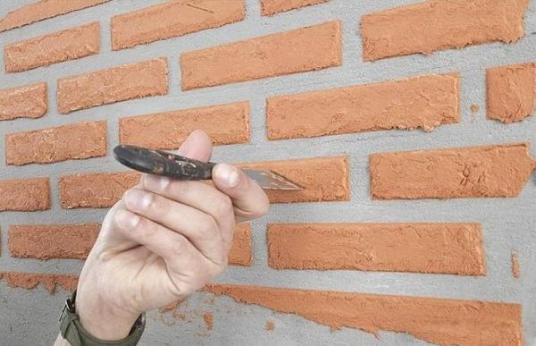 The formation of decorative plaster under a brick