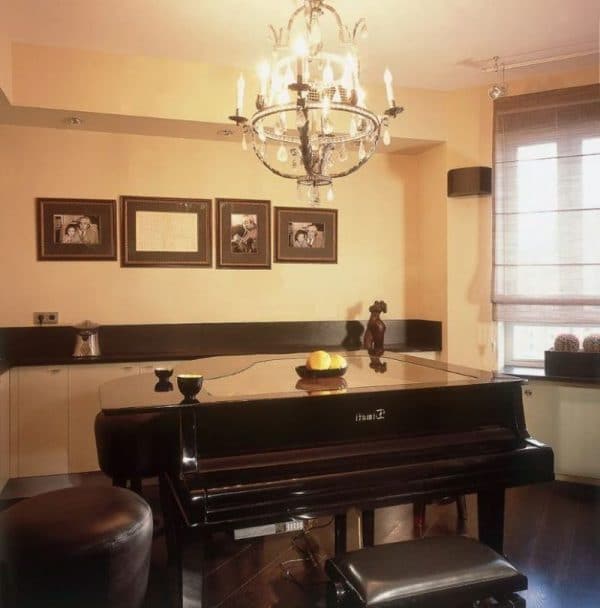 Piano hitam di apartmen Timati