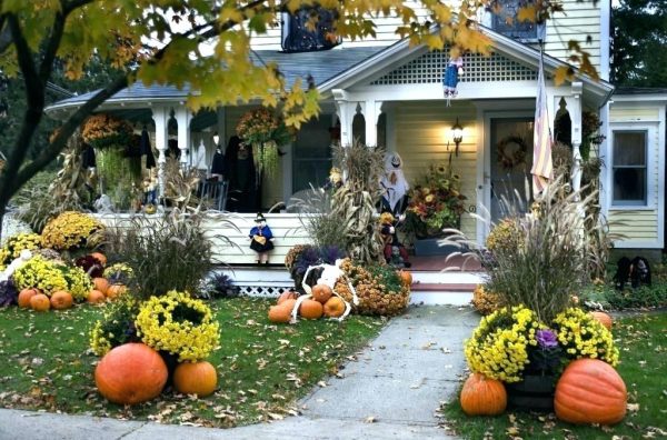 Halloween courtyard decor