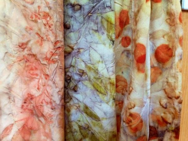 Mewarnakan kain batik di atas ais di rumah