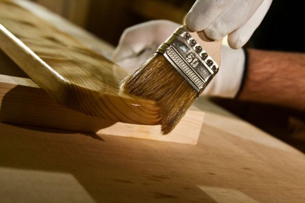 Application of varnish on wooden products