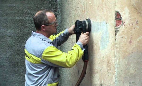 Grinding the base for applying decorative plaster