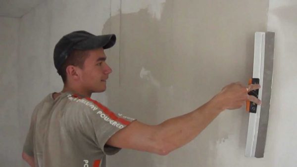 ผนังฉาบปูนจาก drywall ใต้วอลล์เปเปอร์