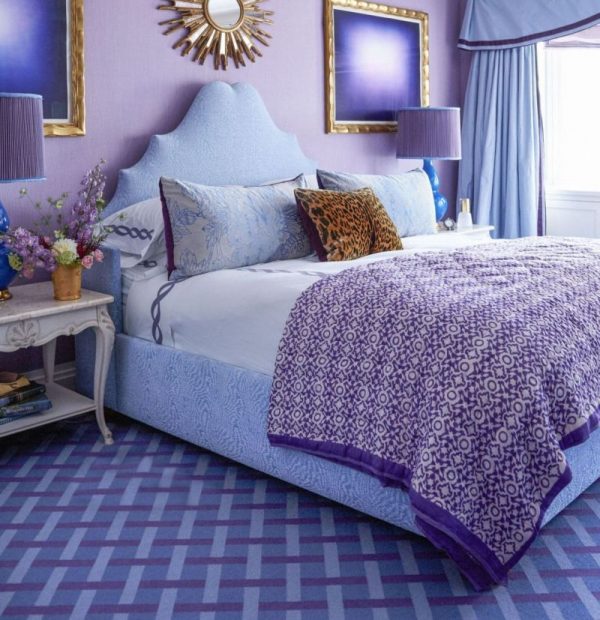 Purple and blue tones in the bedroom interior