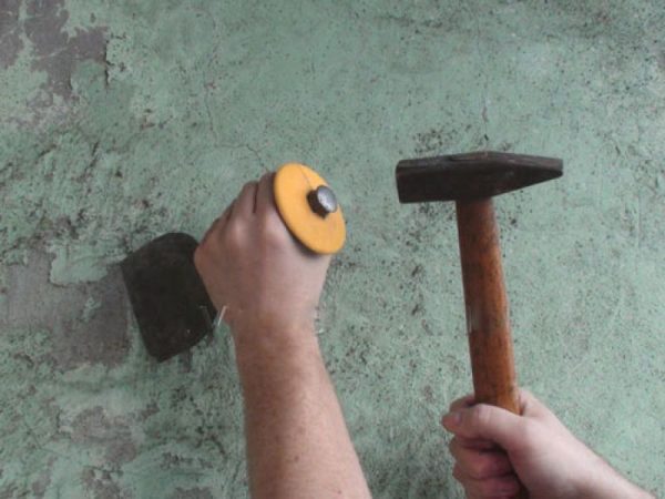 Mengeluarkan plaster dengan kapak dengan alat tangan