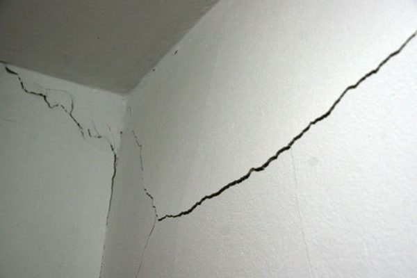 Cracks on the wall in the apartment