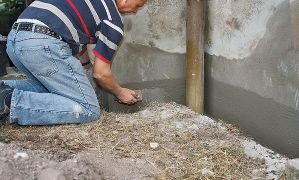 Campuran berasaskan simen biasanya digunakan untuk menyelesaikan tiang.