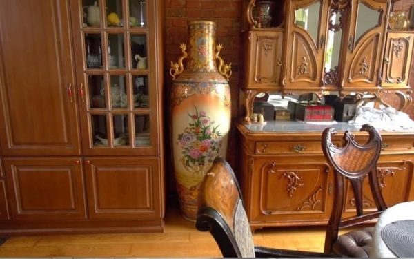 A huge floor-mounted Chinese porcelain vase takes pride of place in the living room of Klimova