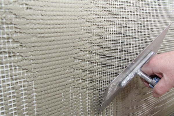 Using plastic mesh to strengthen gypsum plaster