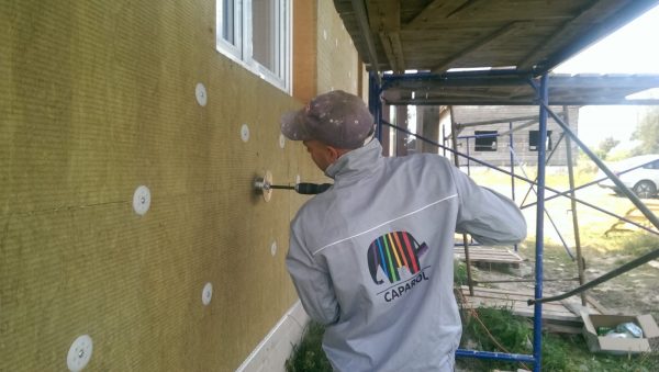 Installation of insulation on the facade