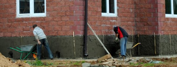 Application of a base coat of plaster