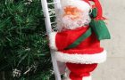 Lezení Santa Claus na schodech na vánoční stromeček