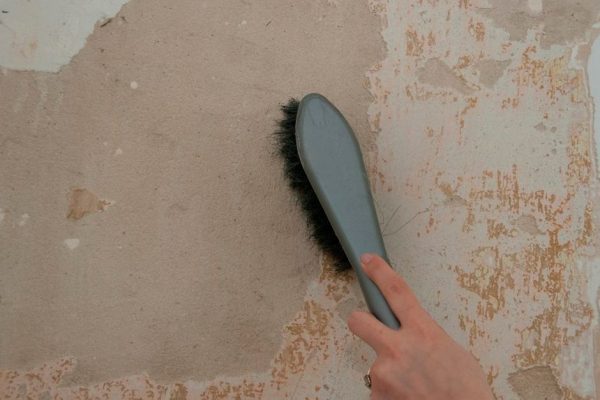 Cleaning walls from dirt and dust