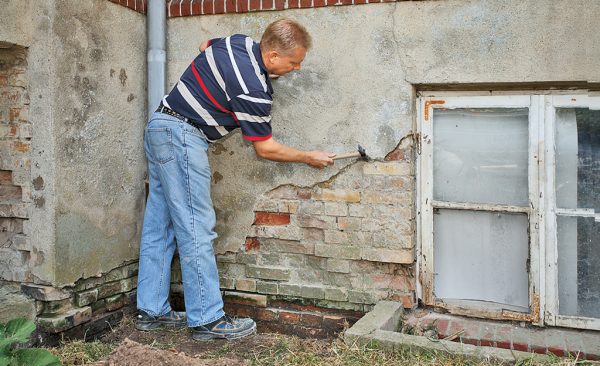 Preparation of a brick wall for plastering