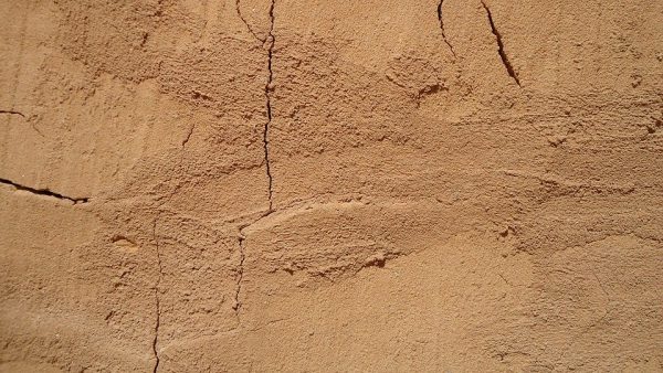 With a large layer thickness, clay plaster is susceptible to cracking.