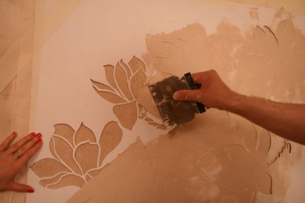 Drawing a stencil on a wall