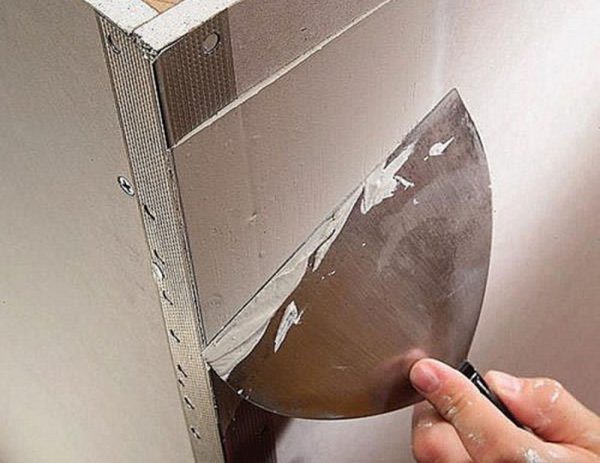 Strengthening corners with a metal corner