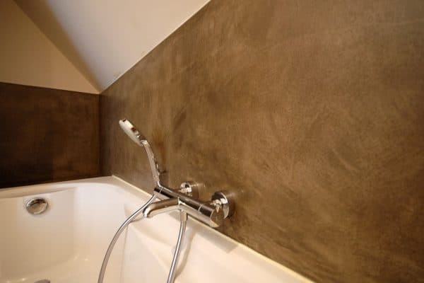 Moisture-resistant decorative marbled plaster