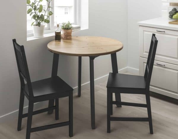 Use of a round table in a small kitchen room