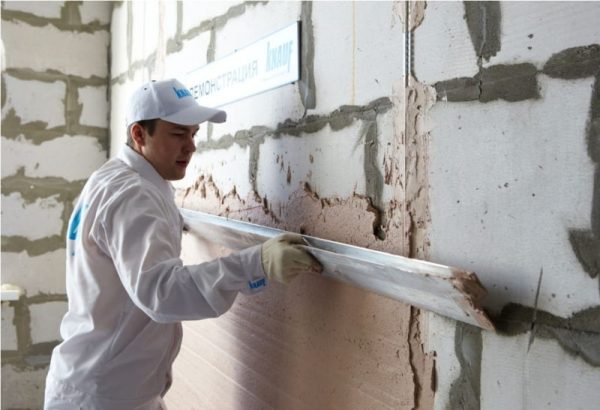 Plastering concrete walls