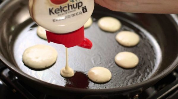 Adunan pancake dalam sebotol ketchup