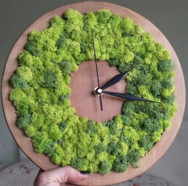 Horloge en bois et mousse