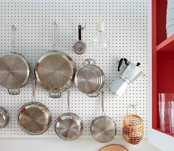 Storage of dishes on the wall